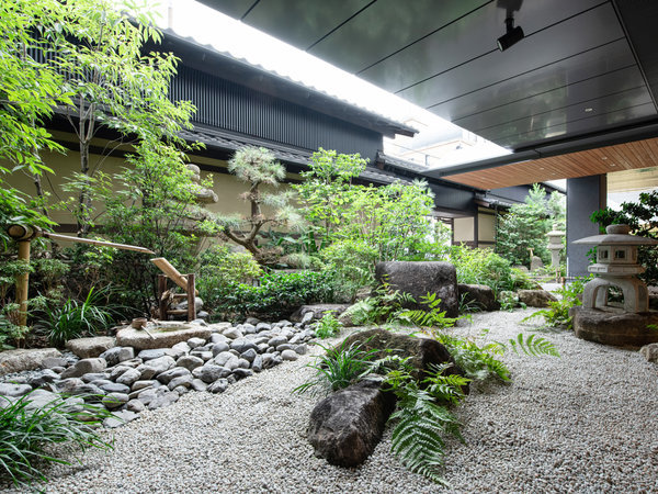 日本庭園／館内には和の風情を感じられる中庭がございます。
