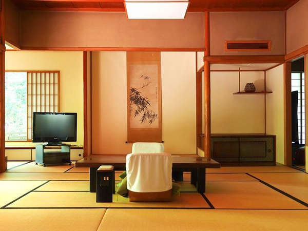 【特別室の一例】贅沢な広さと優美な造りとなっており、客室からは清流桂川が眺められます。