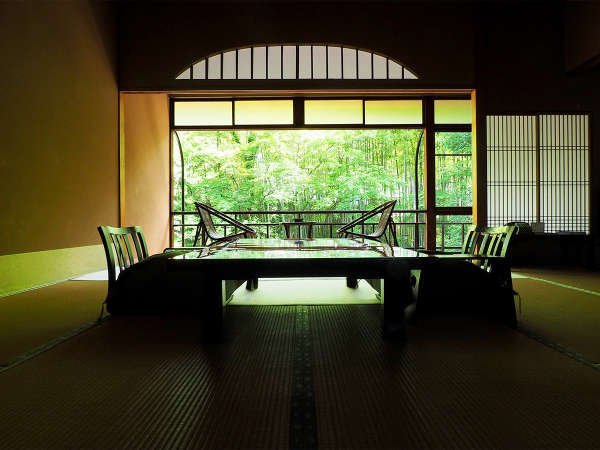 【花の棟客室の一例】竹林の小径をお部屋からゆっくり眺めることの出来る、修善寺で唯一の客室です。
