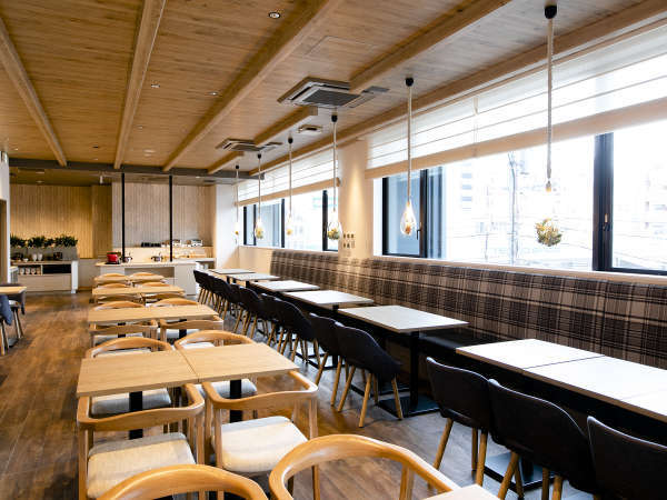 【レストラン】明るく開放的なレストランは、北国の空気感を感じられるデザインに