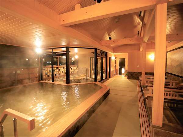 【大浴場】内湯：夜・照明をおとした落ち着いた雰囲気、畳敷きの温泉で【和】を感じられます。
