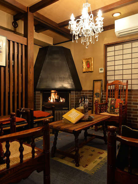 ロビー～館主の部屋。松本民芸家具とシャンデリア、アンティークソファーとマッキントッシュ。