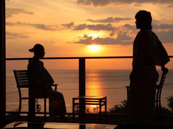 はかない夕日のひとときを。離れ客室「海鈴」でから眺める日本海の情景