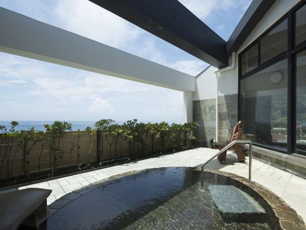 最上階の露天風呂。心地よい潮風と駿河湾に癒されて、天空に浮かぶような気分を味わえます