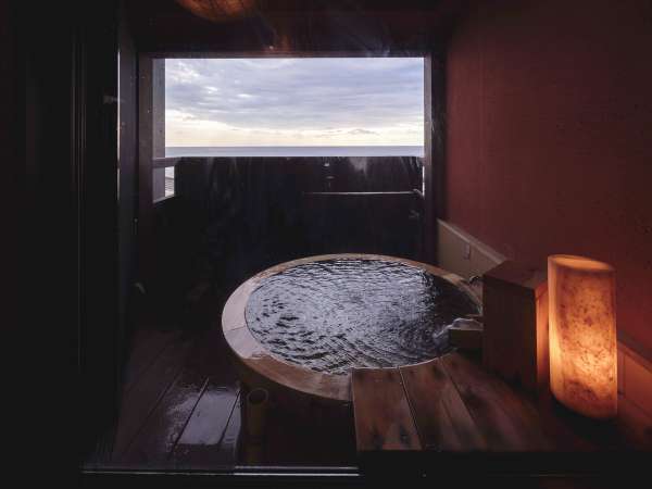 ひのき造りの樽型露天風呂（露天風呂付き和モダン客室-３階）
