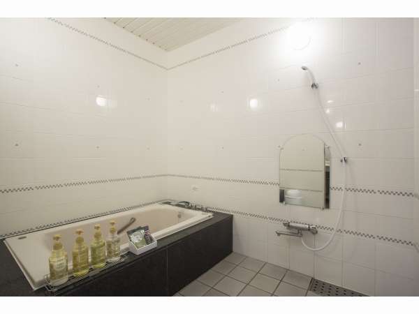 【広い浴室】洗面・トイレと独立、浴槽はジェットバス機能付きです。