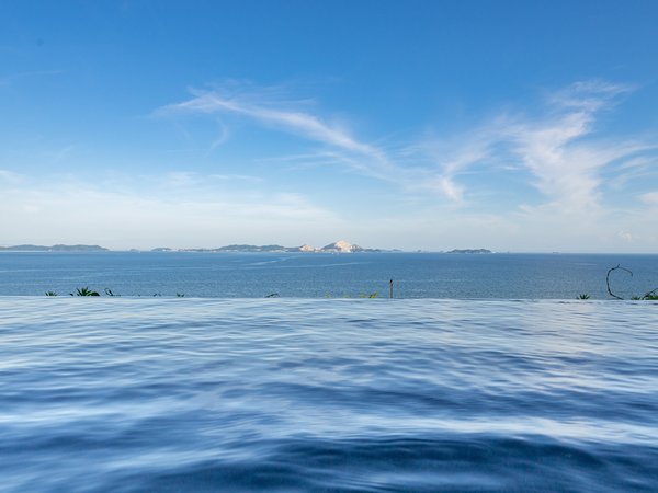 【インフィニティ風呂】視界いっぱいに広がる青い空と海