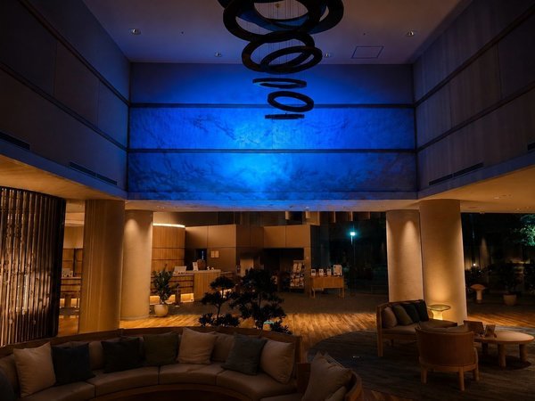���˓��̐[�C���C���[�W�����uSETOUCHI LOUNGE�v�ɂē��ʂȂЂƂƂ���
