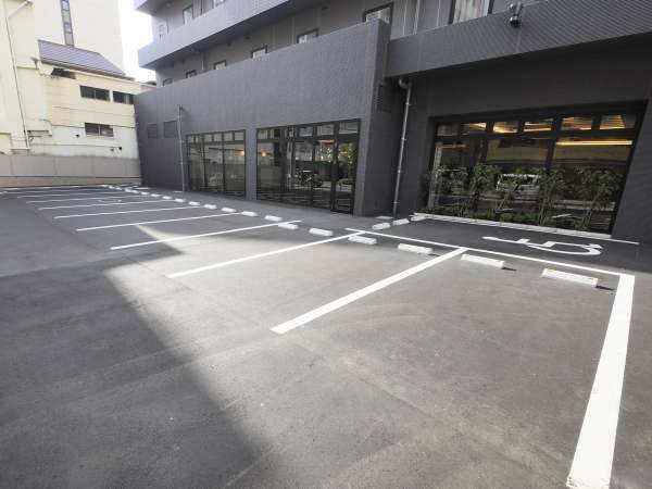 �N�C���e�b�T�z�e�������V�_��F���ԏ� / Parking