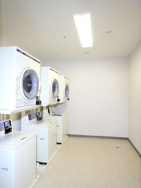 コインランドリーを設置しているので、長期滞在にも安心。無料の洗濯洗剤備え付けてあります。