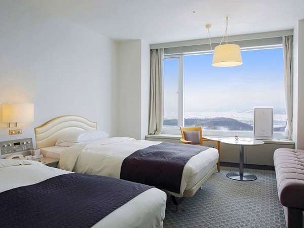 高層階街側の客室からは十勝岳連峰や富良野盆地を一望することができます。