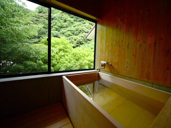 【内風呂イメージ】桧の内風呂では嬉野温泉美肌の湯を楽しめます