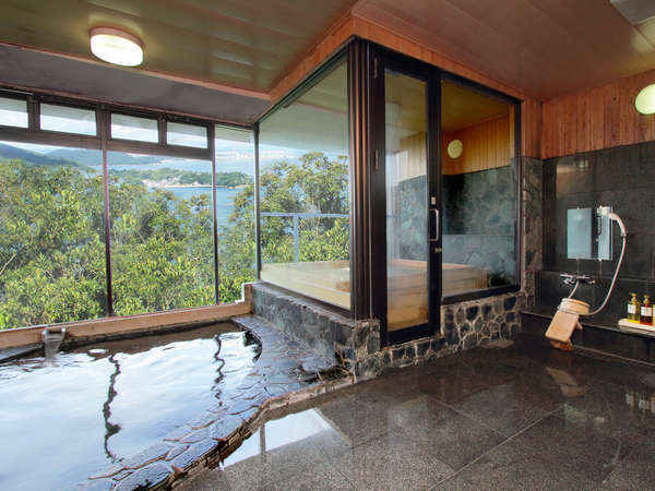 男女とも、檜風呂の横には、岩風呂がございます。