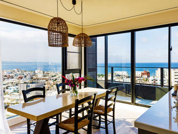 �y�ŏ�K�z�G�O�[�N�e�B�u�E�y���g�n�E�X�@<�G���A����̒��]���猩�n�����V�i�C�̊C�ƌ��z�I�ȃT���Z�b�g>