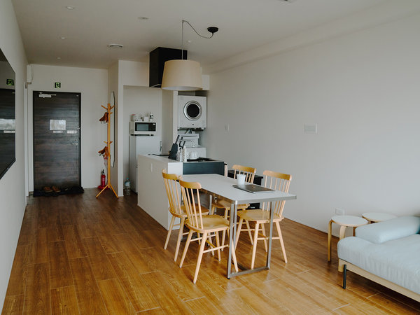 BLUE STEAK WONDER ����k�J�F�傫�Ȓi���̂Ȃ��o���A�t���[�݌v