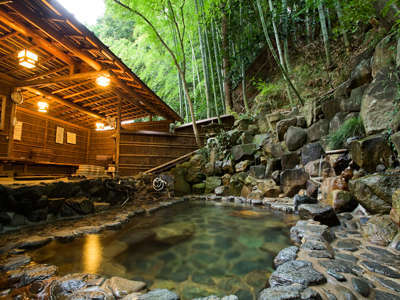 湯郷温泉で最も歴史ある露天風呂。写真は男湯の情緒ある竹林の中の露天風呂「ささなきの湯」。
