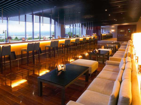 ラウンジ／1階ラウンジ「The Lounge」一例。海を見ながらゆっくり寛ぎのひととき。