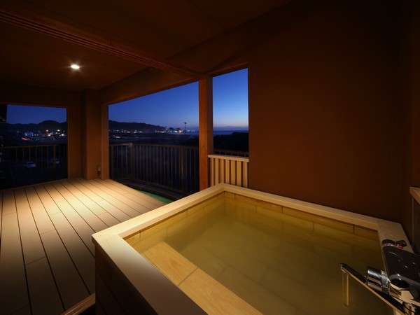 プレミアム和モダンの露天風呂からの眺めは絶景！（客室の専用の露天風呂は温泉ではございません）