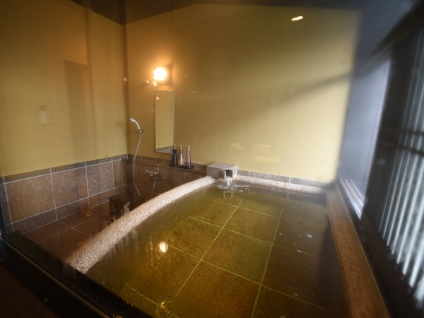 高級感ある、御影石で造られた石風呂で、温泉のぬくもりをごゆっくりお楽しみください。
