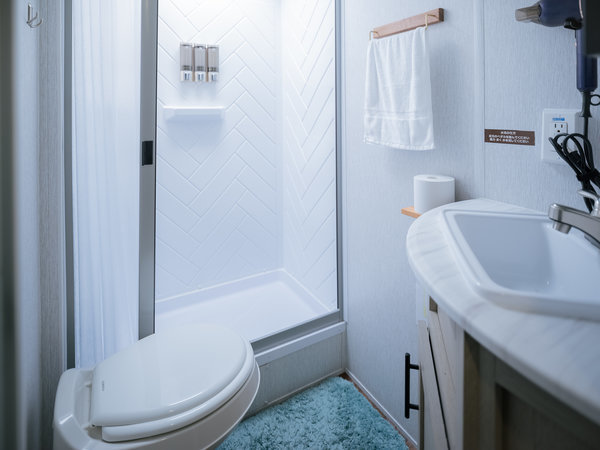 Gramercy Village �R���΁F�g���[�i�[�̃g�C��