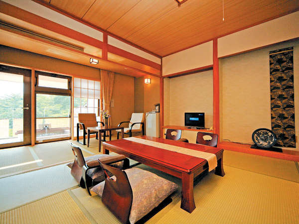 ２階客室一例。デザイナーがコーディネートした落ち着いた雰囲気の純和室。