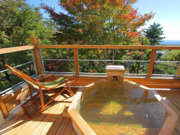 那須岳や関東平野を望む展望露天風呂（２階客室一例）。岩、陶器、檜、御影石と趣向の異なる四種の湯船有♪