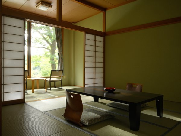 �傫�ȑ�����́A�ΖL���Ȍi�F��������l�G�̕ω�����]�ł��܂��y�q���E�a��10��+4���z�S���o�X�E�g�C���t