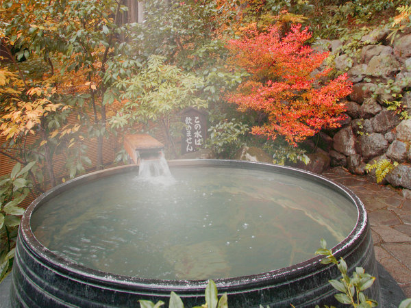 【露天風呂】紅葉を眺めながら入る露天風呂をお楽しみください(11月下旬頃)