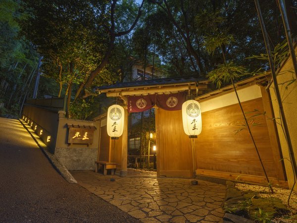 ������𓥂ݓ����Ƃ����ɂ͔����̋�Ԃ��c�B