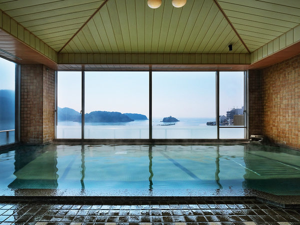 【3階大浴場】窓一面に広がる“瀬戸内海”の美景にうっとり。思わず長湯してしまうほどの心地良さを。