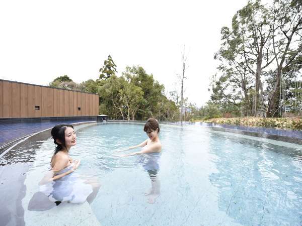 【大浴場・露天風呂】広々とした露天風呂つき大浴場