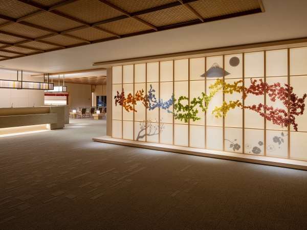 【エントランス】色の変化で伊東の四季のうつろいを表現した、つまみ和紙の装飾でお客様をお迎えします