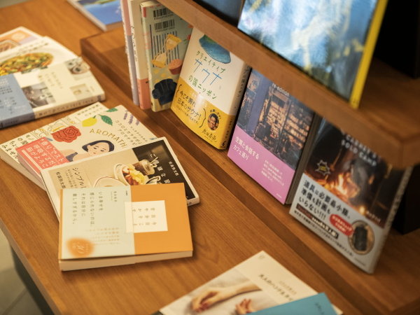 �t�@�[�X�g�L���r���s���J�FBOOK STAND