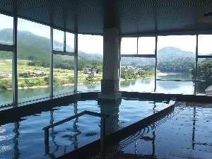 阿賀野川を眼下に四季折々の絶景を楽しめる大浴場
