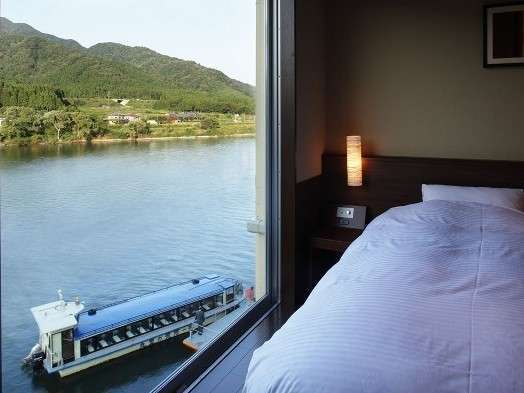 洋室ベッドルームから阿賀野川を眺める【レセプションフロア沙渡里「白磁」】