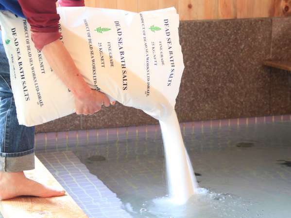 保湿保温効果たっぷり♪“イスラエル直輸入の死海の塩を”100％使用した当館自慢のお風呂。