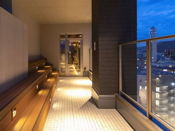 ご入浴後、展望デッキで夕涼みができます。山並みと甲府駅の調和をお楽しみいただけます。