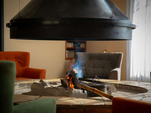 暖炉は9月下旬頃から5月頃まで火を焚いており、旅の思い出と寛ぎの時間を演出いたします。