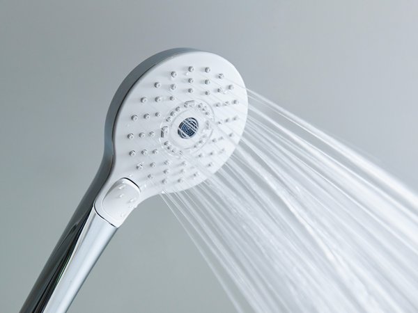 マッサージ効果のある、空気を含み柔らかい浴び心地のエアインシャワーを導入