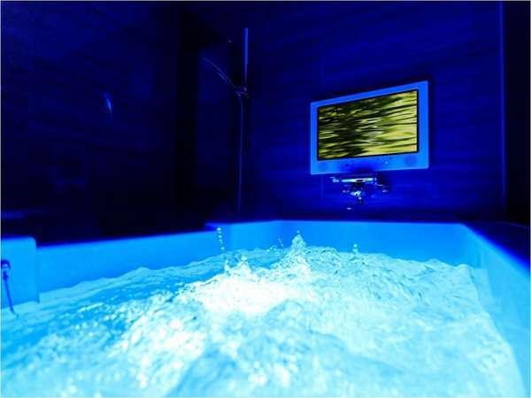 【プレミアムルーム/アーティストルーム浴室一例】美容効果のあるマイクロバブルバスを設置。浴室TVも完備