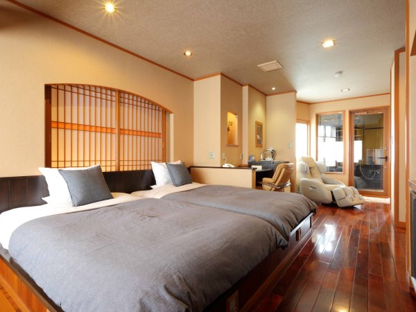 特別室【二人静花】～セミダブルベッドを備えた、広さ10畳のフローリングの半露天風呂付き客室です。