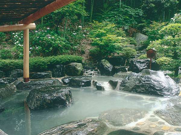 竹林に囲まれた混浴の庭園露天風呂（女性専用時間もございます）