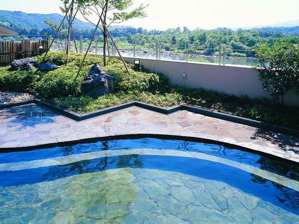 利根川を一望できる天然温泉の露天風呂「赤城の湯」