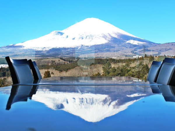 【展望レストラン】秋から春にかけて、雪をかぶった富士山がお目見え。