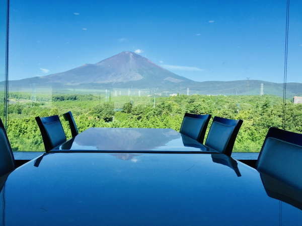 【展望レストラン】夏の眺望。青空と緑と富士山のコントラストをお愉しみ下さい。