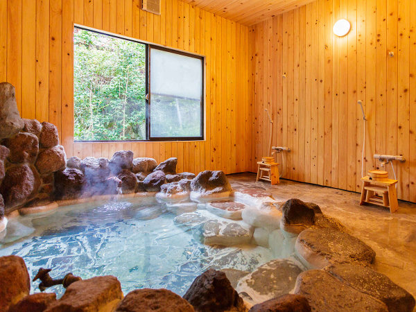【貸切風呂】岩風呂の貸切湯が２箇所。宿泊者無料で利用可能。
