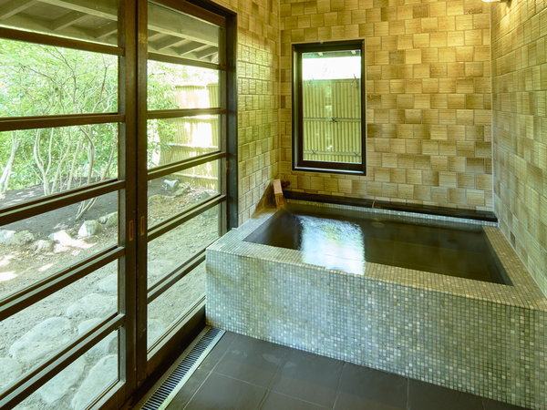 �y������ʘa���z���R�𒭂߂锼�I�V���C