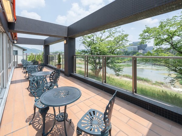 �y�e���X�z���E���W�X�y�[�X�ɗאڂ����e���X����͖��O�삪��]�ł��܂��B