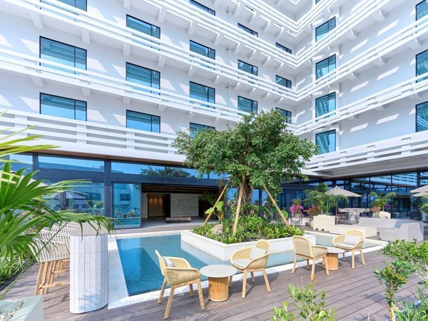 �ߔe�̒��S�ɂ��邱�Ƃ�Y���7F�e���X