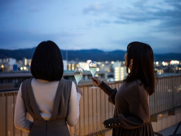 画像(【ルーフトップテラス】夜はバーに変身。シャンパンや特別なクラフトカクテルを味わっていただけます)